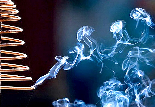 Ngày Tết, khói hương thải ra bụi mịn nhiều gấp 3 lần thuốc lá